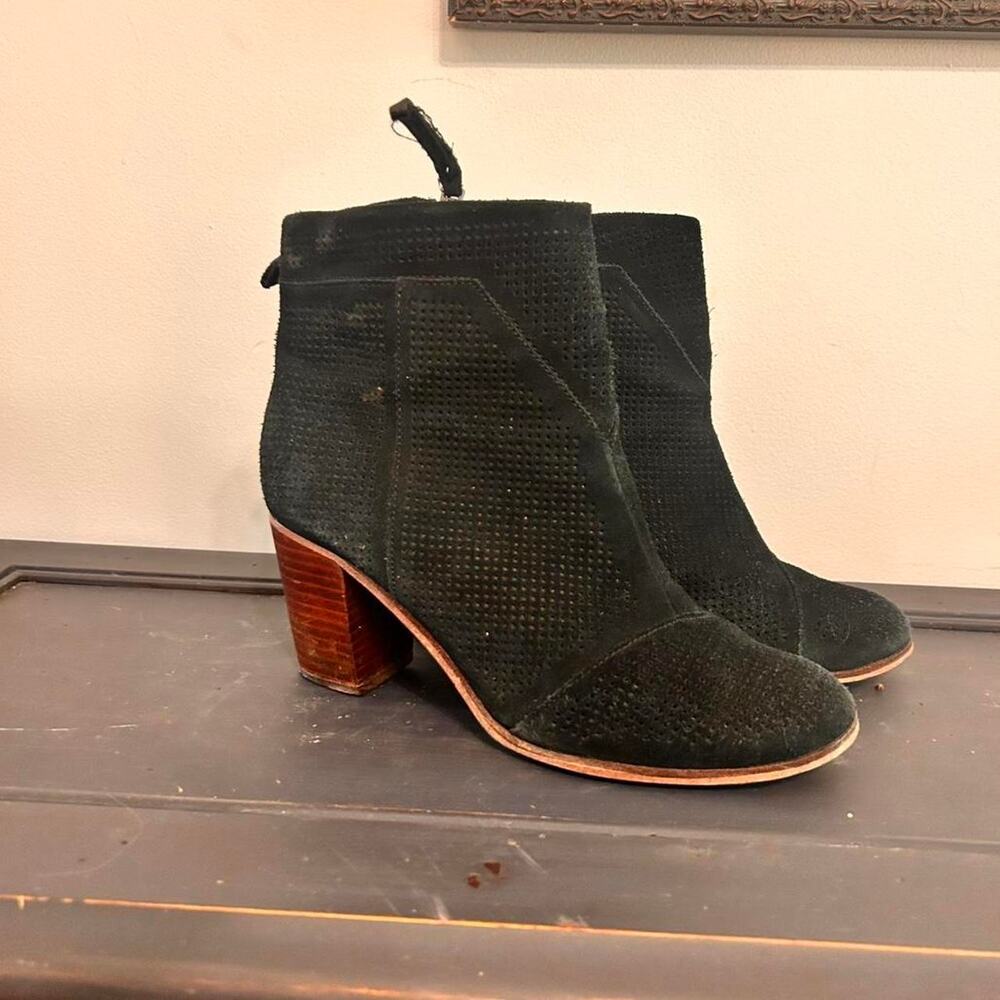 Size 8 toms suede ankle